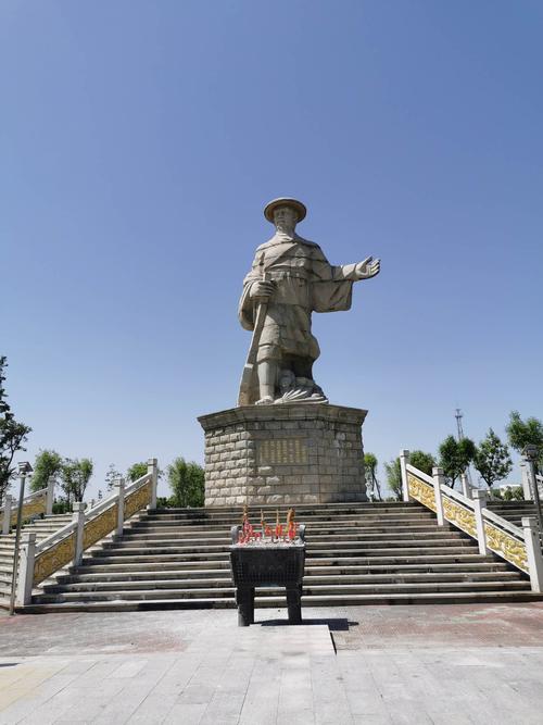 全国最大的大禹石像,高达19.99米,塑像浑厚古朴.