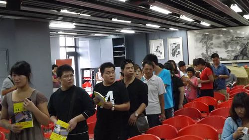北大保安哥甘相伟携新书《站着上北大》在京签售(组图