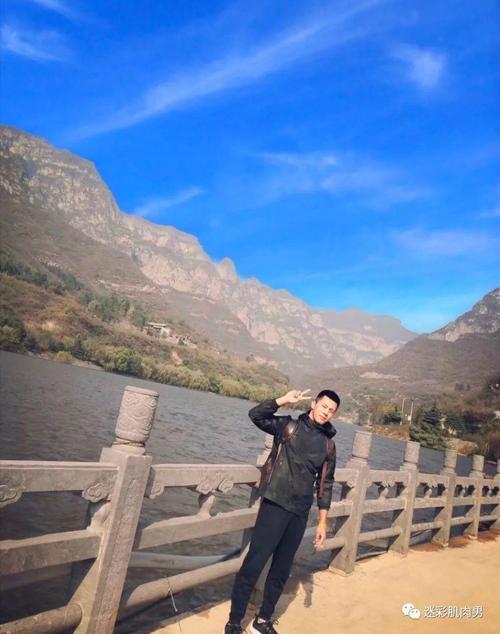 操场躺着的痞子迷彩肌肉硬汉大鼻梁这样性感开撩