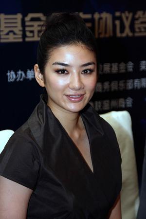 黄奕回应"被离婚":感情是个人私事支持隐婚