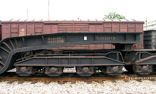 这是铁路特种车大型的d2.通过弯道的最小半径要180m哦!够长吧!