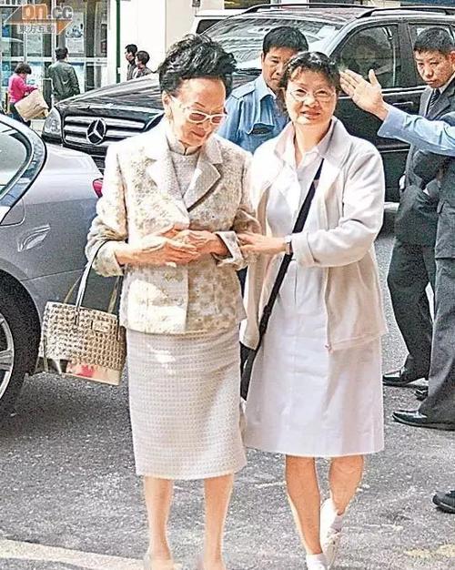 还是隆重的庆典仪式                           而她丈夫利孝和