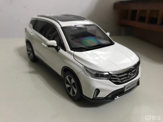我收集过的汽车模型# 这是1:24的广汽传祺gs4车模,白色的,五门,引擎