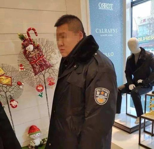 晋某称近日天气降温,感觉警服大衣防寒性能好,就网上购置并违法穿着.