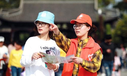 志愿者为游客指路 图片来源:扬州日报