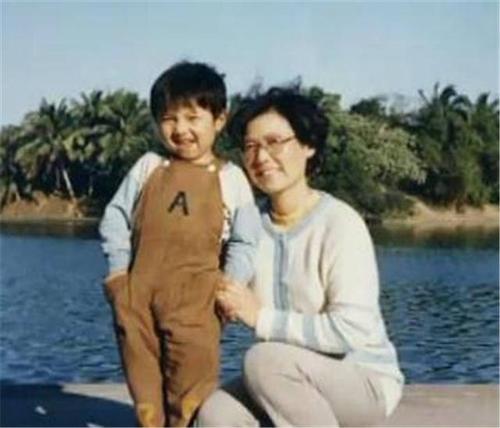 文章的爸爸抱着文章照的照片.