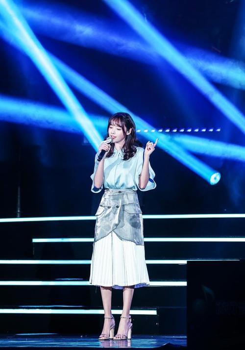 酷狗歌手兔子牙登上流行音乐年度盛典,与王力宏莫文蔚