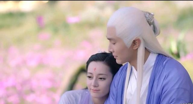 凤九身上流出的九尾狐仙血和东华帝君流出的赤金血相融合爆发出无穷