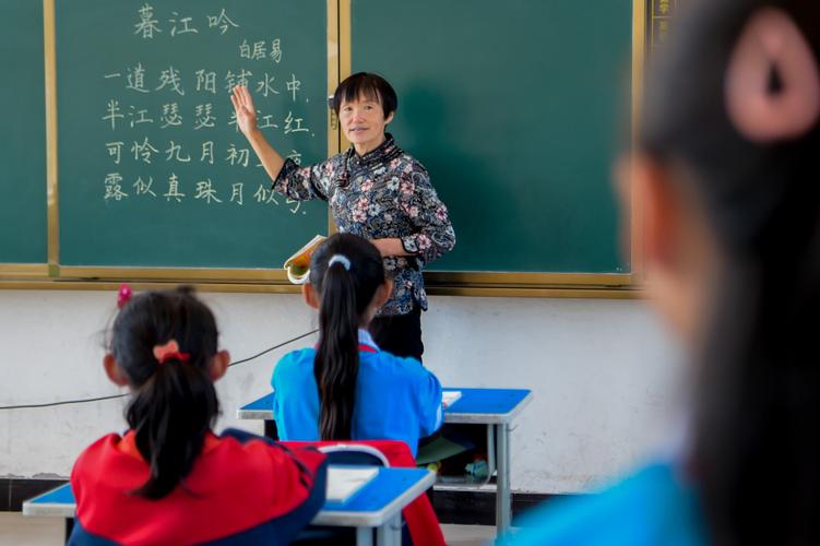 (教育)37年坚守乡村课堂