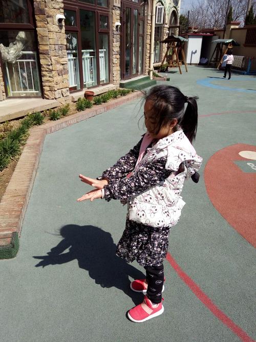 今天天气真好,我们带宝贝们找影子了,孩子们很兴奋哦,摆出不同的样子