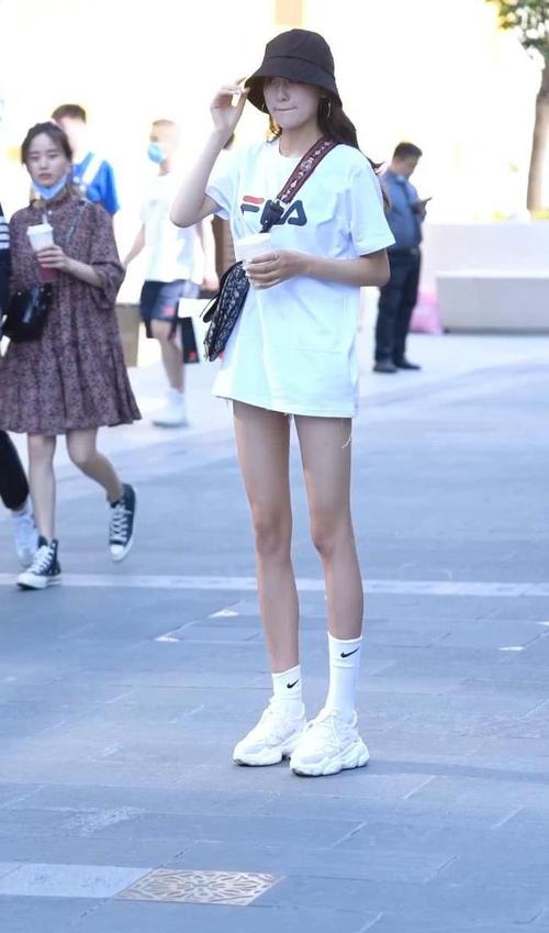 运动风少女的穿搭秘籍,白色t恤配运动鞋,凸显出极佳气质