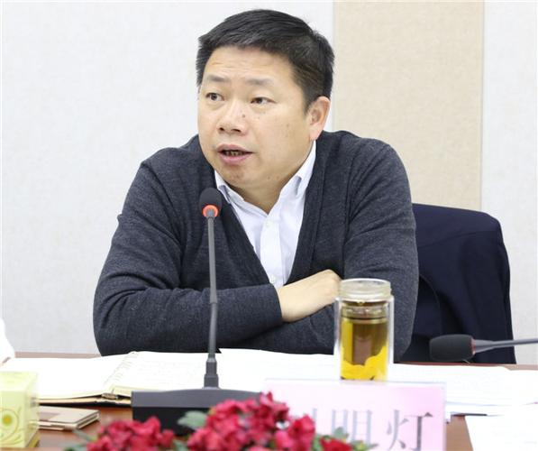 通城县政府召开2017年第一次常务会议审议9项法规