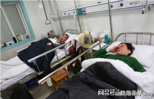 老人病重住院,最疼爱的儿子不接电话,最讨厌的儿子医院照顾三月