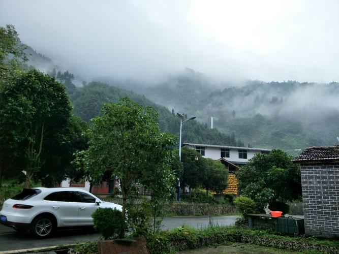 9月5日,同学和亲友12人,到汶川三江草坪村游玩.那里山