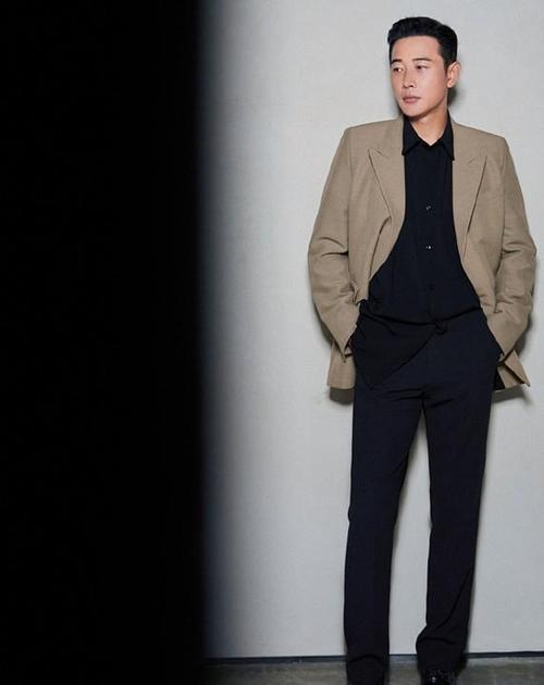 好久不见罗晋又帅了穿上一套西装梳一个背头气质满分