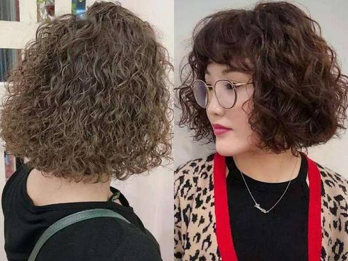 60岁老人如何烫头发显年轻?四个做头发小攻略,发型时髦又洋气