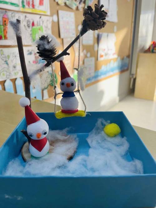 李艾 中四班扣子画 《雪容融》 刘一帆 大一班种子画 《冰墩墩》