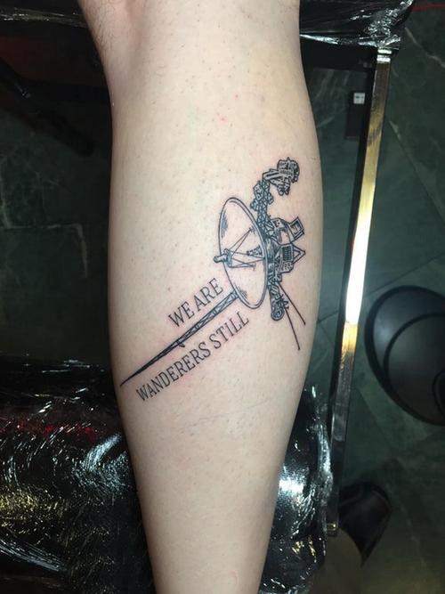 小腿对称纹身 男生小腿上英文和卫星纹身图案