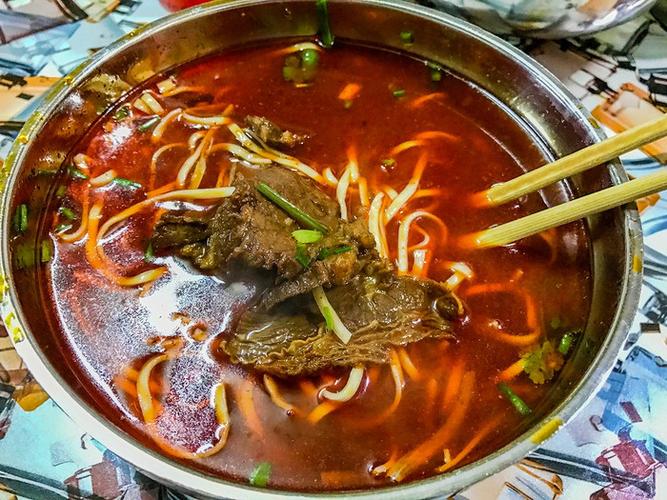 牛肉汤面边说道,"从外边来新化旅游的,回新化的老新化人,都要来向东街