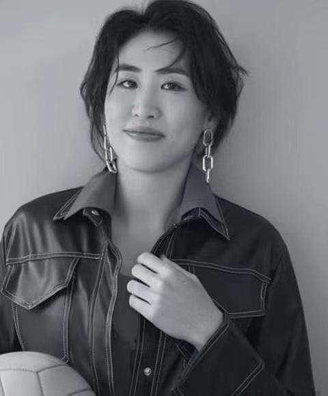郎平女儿白浪近况:与母亲一同探望汤淼,身高腿长被夸演技好