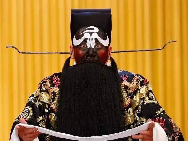 到了晚上就黑得找不到包公?其实人家是个清秀的帅哥