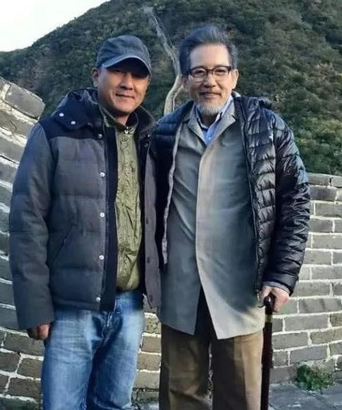 72岁秦汉近照,胡子花白但气质犹在,与挚爱林青霞有缘无分