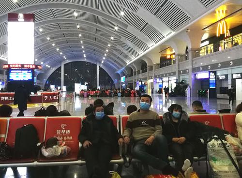 牡丹江站候车室里等待转乘的旅客.