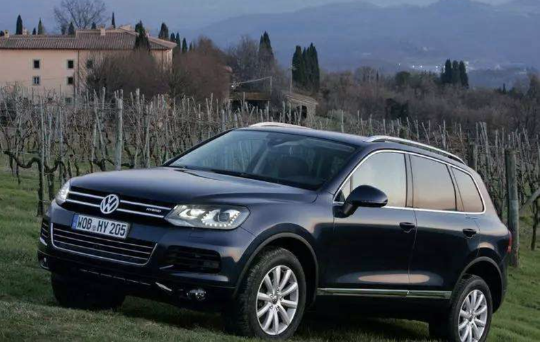 第三代途锐继承了来自第二代车型的大致设计走向,说人话就是一眼看