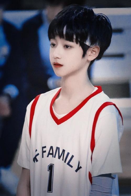 求 朱志鑫18/19年适合做头像的可爱图片