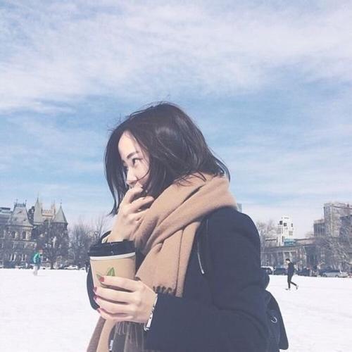 女头侧脸短发