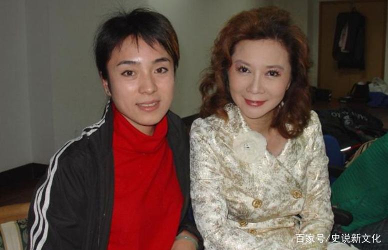 56岁的蔡明撞上55岁的何赛飞,这就是自然老去和整容过度的差别!