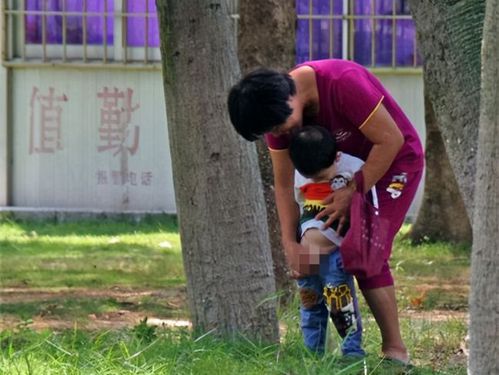 女子商场给孩子把尿遭阻,怒扇保洁耳光,倚小卖小咋还有理了?