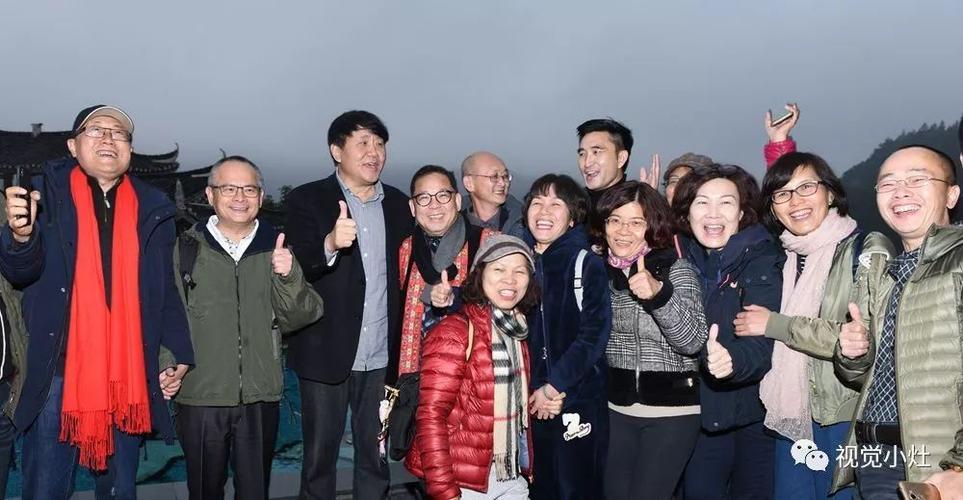 之后,他与儿子张颂华同台演唱了《父子》. 父子