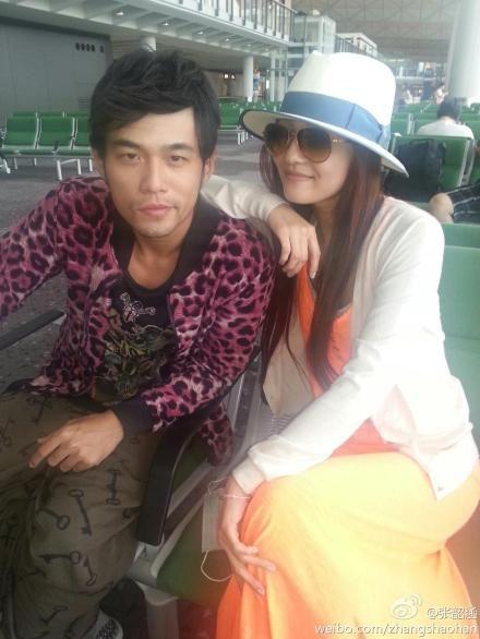 微博秀:张韶涵周杰伦合影小鸟依人