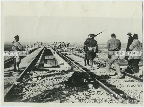 1931年11月天津事件时期的铁路桥老照片有军人在勘察炮击后的损失有