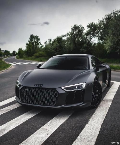 奥迪r8实车,外观采用了超宽体的车身设计很有战斗力,哑光黑色