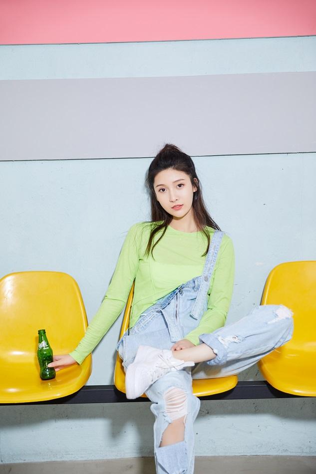 王子璇身穿"牛油果绿"长袖衫 清爽有活力