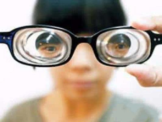 一般认为近视高于6.00屈光度,则称高度近视或病理性近视.