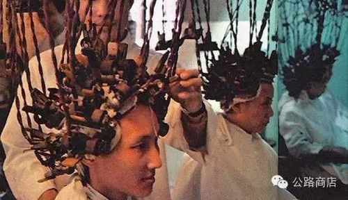 大波浪,是八十年代初上海最流行的发型,而在贾樟柯的站台中,到八十