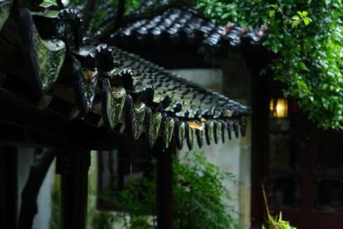 我坐在窗前 品一杯咖啡 在南方的这个小镇 一个人 静静地 听雨