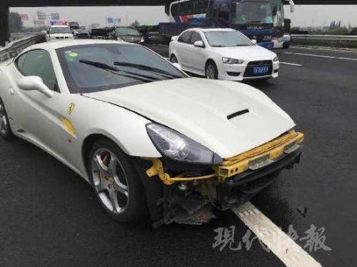 左前轮突然爆胎导致汽车失控撞上护栏,该车被挪到应急车道没多久,又遭