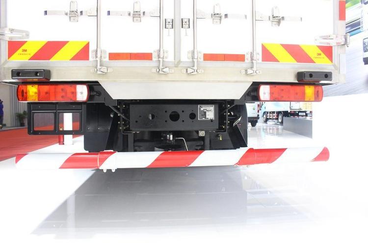 红岩杰狮c500 8x4中置轴货运列车