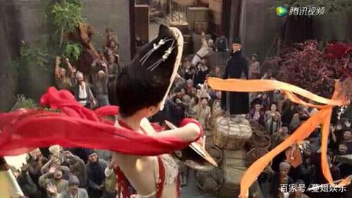 在电影《狄仁杰之神都龙王》中饰演的花魁一颦一笑一舞真是让人魂牵梦
