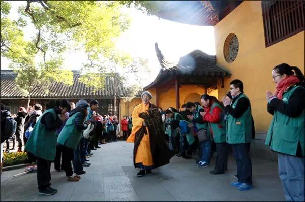 苏州西园寺元旦举行皈依法会 济群法师为千余人正授三