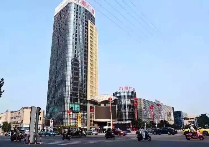 在这样的情况下,万都广场以 媲美 一线城市购物环境 的标准耀世推出