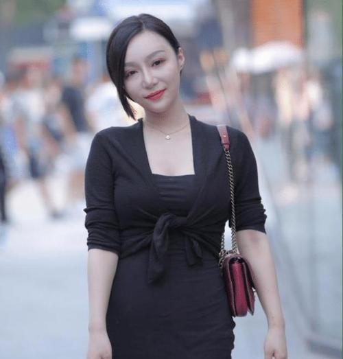 黑色紧身连衣裙的30岁辣妈,成熟的女性有诱惑力!
