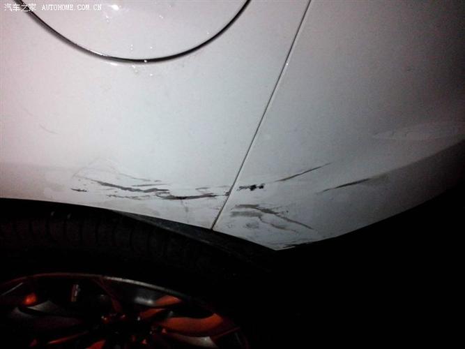 车子停路边被刮擦