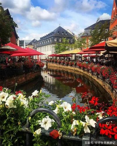 芙蓉小镇,景上添花