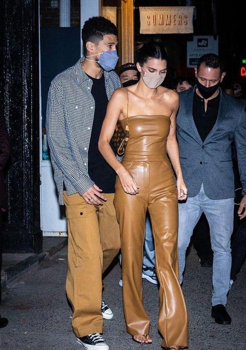 肯达尔·詹娜和球星男友德文·布克手拉手秀恩爱,好般配啊