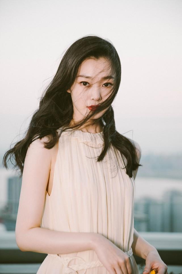 宋轶阳台唇印大片温柔迷人新剧赘婿剧照曝光引热议